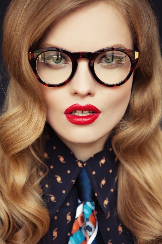 Comment maquiller les yeux quand on porte des lunettes? - Cristina Cordula