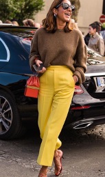pull-marron-pantalon-jaune