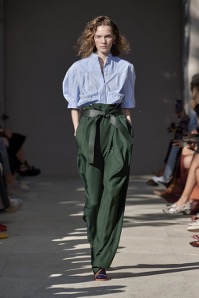 runway-chemise-bleu-pantalon-vert