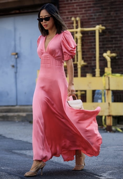 femme avec robe rose printemps 2021